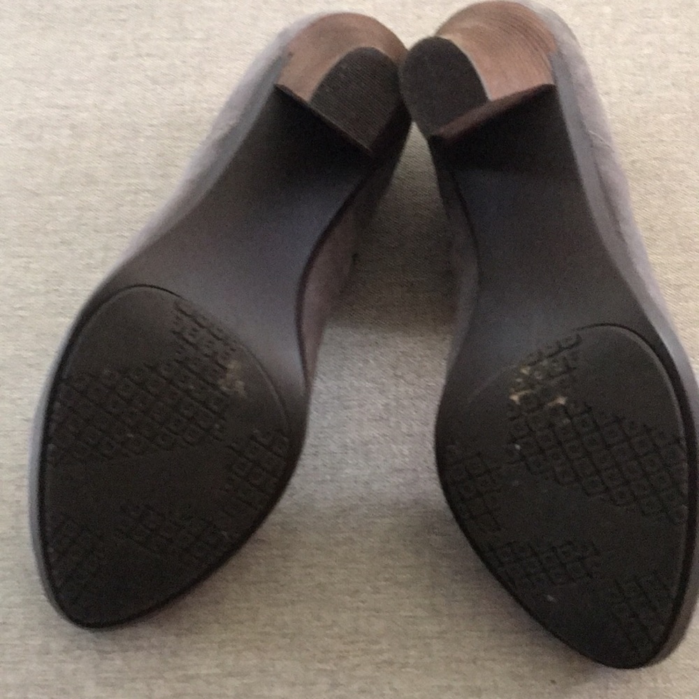 ๐ 2/$15 Tsubo Suede Wood Heels - Picture 8 of 8